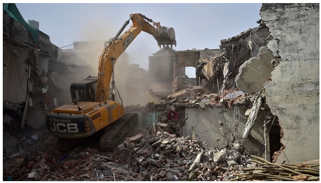 ভারতের এলাহাবাদে একজনের বাড়ি গুঁড়িয়ে দেওয়া হচ্ছে। ২০২২ সালের ১২ জুন তোলা